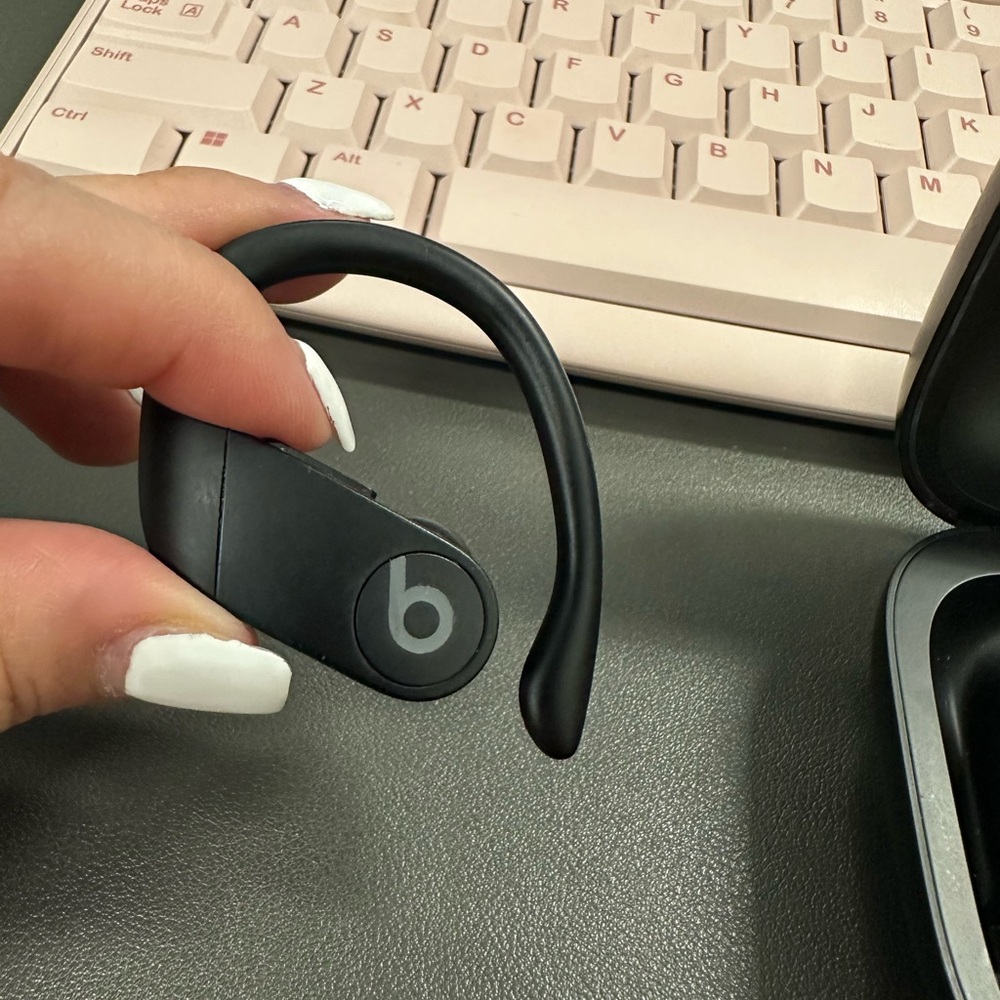 Beats by Dre Powerbeats Wireless Earbuds in Black with Charging Case - Picture 3 of 9